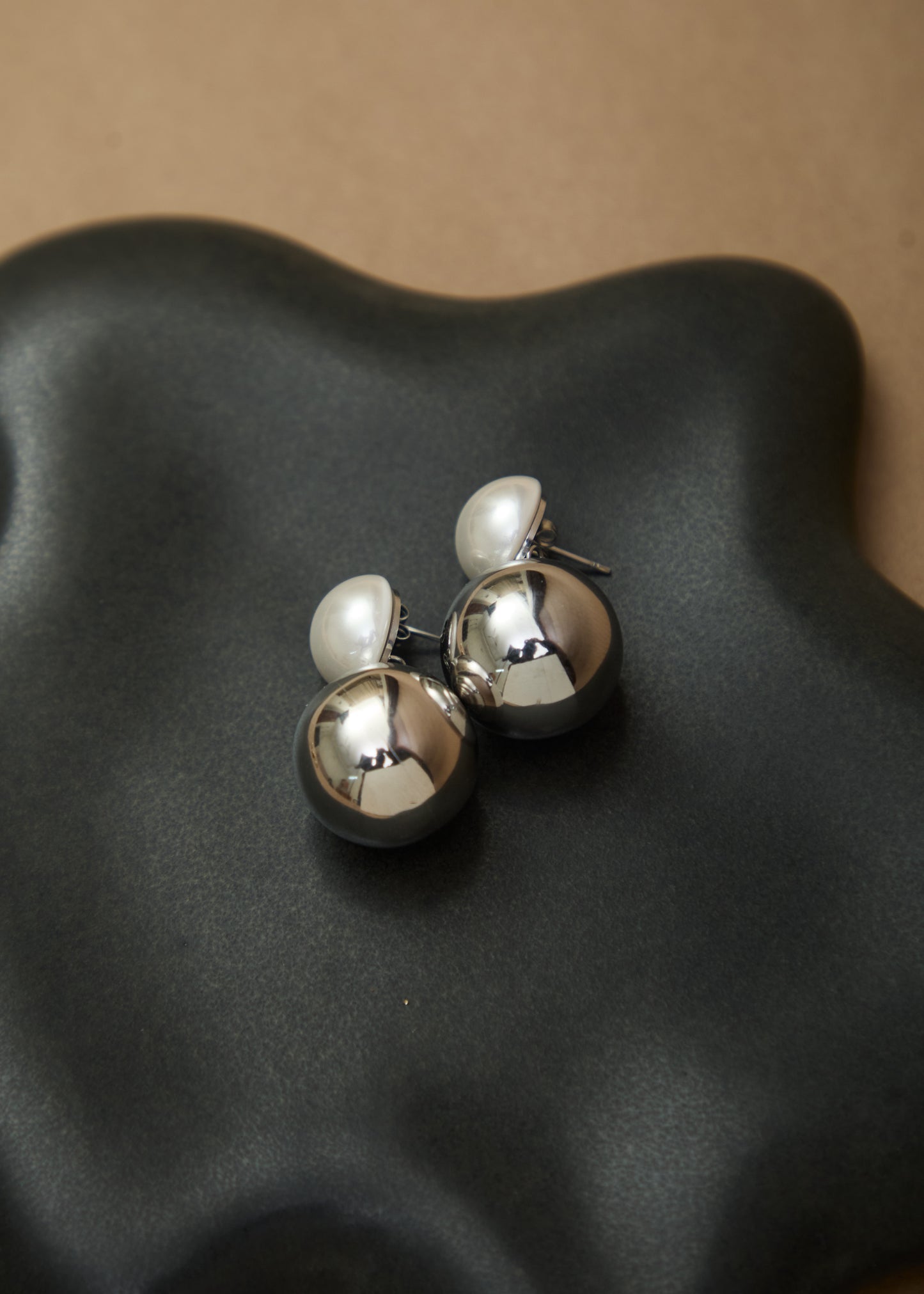 DAINA PEARL DOME EARRINGS